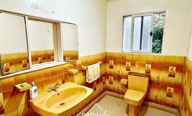 Casa en Venta en Para Remodelar, Bien Emplazada en 830 m2 de Terreno, en Faldas del Cerro Calán, Las Condes