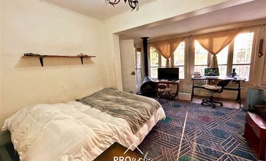 Casa en Venta en Para Remodelar, Bien Emplazada en 830 m2 de Terreno, en Faldas del Cerro Calán, Las Condes