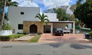 Casa en condominio en Renta dentro del Club de Golf la Ceiba con vista al campo
