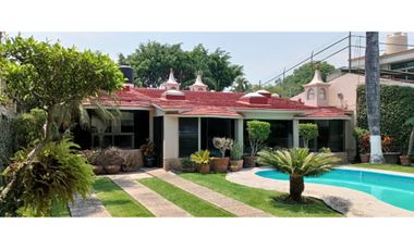 Casa sola en venta de un nivel en Jardines de Cuernavaca con alberca