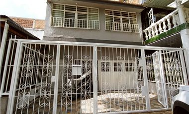 SE VENDE AMPLIA CASA EN EL PARAISO EN CALI