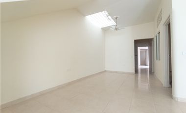 SE VENDE AMPLIA CASA EN EL PARAISO EN CALI