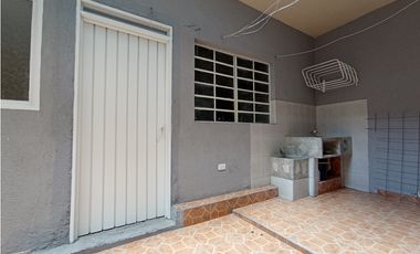 SE VENDE AMPLIA CASA EN EL PARAISO EN CALI