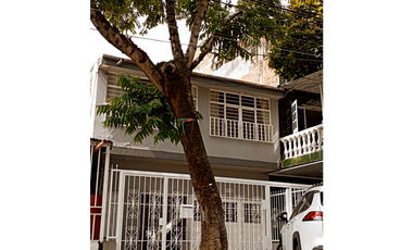 SE VENDE AMPLIA CASA EN EL PARAISO EN CALI
