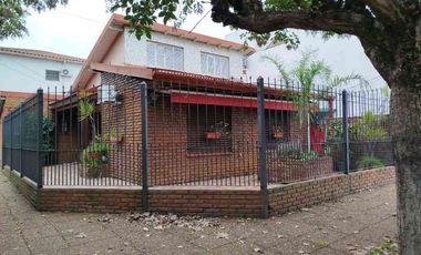 Casa con Departamento en venta en Quilmes Oeste