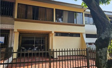 Casa independiente de dos pisos en venta barrio La Merced