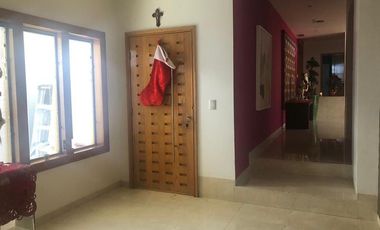 CASA EN VENTA AMUEBLADA EN SAN FRANCISCO CON ALBERCA Y CAMPO DE GOLF