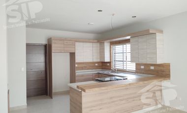 Casa en venta en la Aurora con amplio Terreno