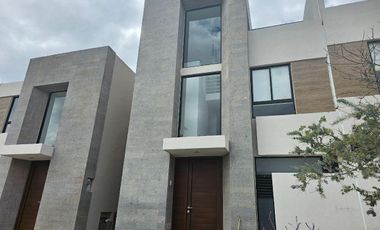 Casa en Venta Juriquilla, 3 pisos con Family Room, Terraza con Asadero Techado