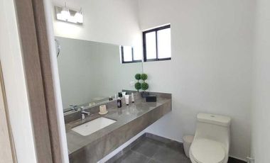 Residencia en Venta en Frac Privado Al Norte con Alberca