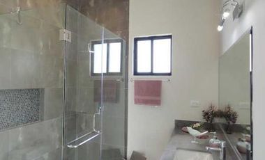 Residencia en Venta en Frac Privado Al Norte con Alberca