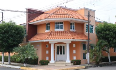 Casa en venta en Costa de Oro en esquina