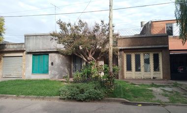 Casa en San Lorenzo, pileta, garaje, amplio patio