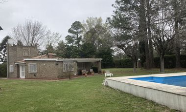ROLDAN- CHALET SOBRE AMPLISIMO LOTE FORESTADO-  PISCINA