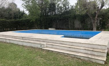 ROLDAN- CHALET SOBRE AMPLISIMO LOTE FORESTADO-  PISCINA