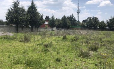 Terreno a un costado de Club De Golf Los Encinos