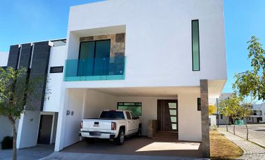 Casa en ESQUINA en venta en Parque Aguascalientes, Lomas. Cerca de Barrio Cascatta