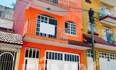 Casa en venta a unos pasos de avenida Ébano y a unas cuadras de Ruiz Cortines