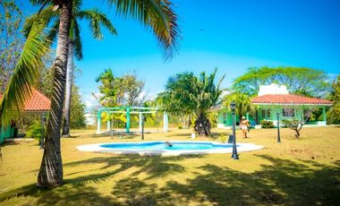 VENTA DE 2 CASAS CON PISCINA EN CORONADO 6.4 HECTAREAS CV