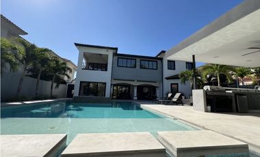 VENTA O ALQUILER  CASA EN COSTA DEL ESTE  CON PISCINA, 940MTS