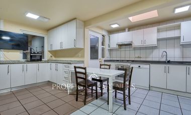 Oportunidad!! Venta de casa en sector residencial exclusivo con un entorno tranquilo y privado de Peñalolén