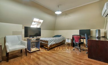 Oportunidad!! Venta de casa en sector residencial exclusivo con un entorno tranquilo y privado de Peñalolén