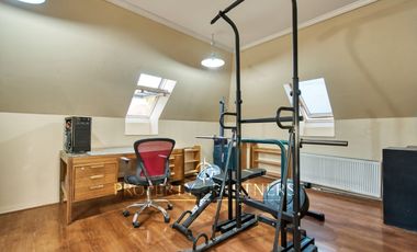 Oportunidad!! Venta de casa en sector residencial exclusivo con un entorno tranquilo y privado de Peñalolén