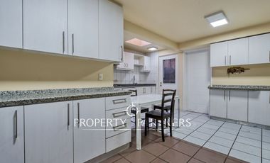 Oportunidad!! Venta de casa en sector residencial exclusivo con un entorno tranquilo y privado de Peñalolén