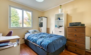 Oportunidad!! Venta de casa en sector residencial exclusivo con un entorno tranquilo y privado de Peñalolén