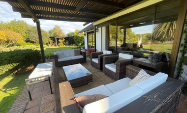 Acogedora casa sólida con amplio jardín en Las Brisas de Santo Domingo