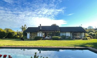 Acogedora casa sólida con amplio jardín en Las Brisas de Santo Domingo