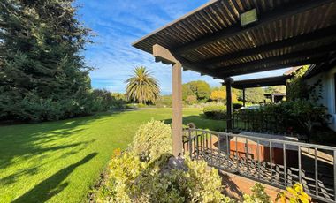 Acogedora casa sólida con amplio jardín en Las Brisas de Santo Domingo