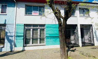 Vendo casa de dos pisos en calle Claudio Arrau