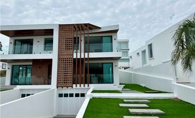 CASA DUPLEX VISTA AL MAR EN URBANIZACIÓN CIUDAD DEL MAR, SUR DE MANTA