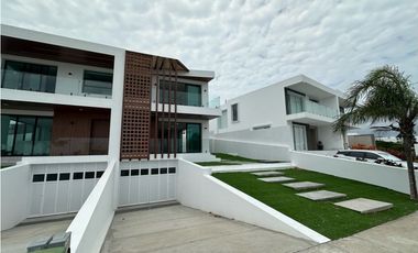 CASA DUPLEX VISTA AL MAR EN URBANIZACIÓN CIUDAD DEL MAR, SUR DE MANTA