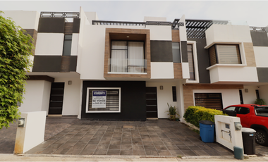 CASA EN VENTA EN MORELIA, CON ACCESO A CANCHA DE PADEL, ZONA ALTOZANO