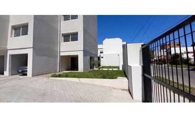 Cuatro ambientes, dos baños,  balcón y cochera a estrenar