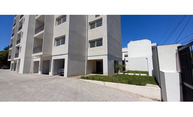 Cuatro ambientes, dos baños,  balcón y cochera a estrenar