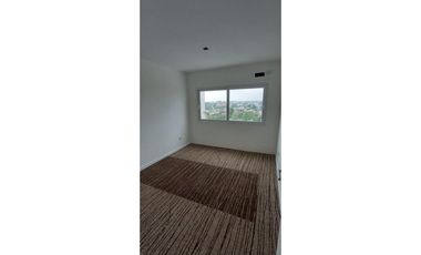 Cuatro ambientes, dos baños,  balcón y cochera a estrenar