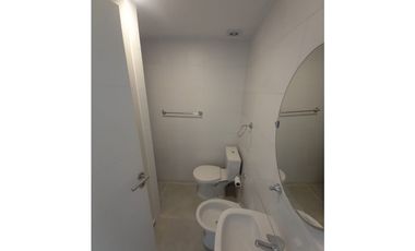 Cuatro ambientes, dos baños,  balcón y cochera a estrenar