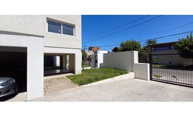 Cuatro ambientes, dos baños,  balcón y cochera a estrenar