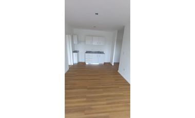 Cuatro ambientes, dos baños,  balcón y cochera a estrenar