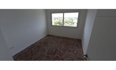 Cuatro ambientes, dos baños,  balcón y cochera a estrenar