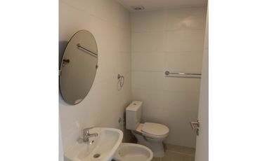 Cuatro ambientes, dos baños,  balcón y cochera a estrenar