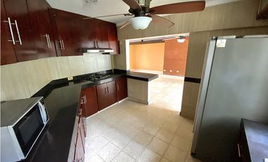 Se vende clásico apartamento en PH Las Perlas