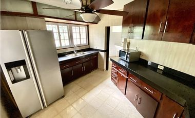 Se vende clásico apartamento en PH Las Perlas