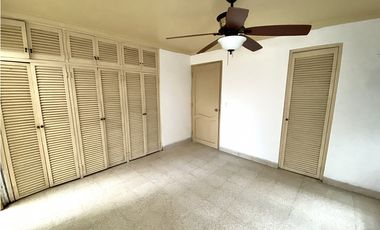 Se vende clásico apartamento en PH Las Perlas