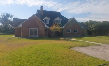 Oportunidad de parcela en Bollenar con linda casa estilo Georgian en excelente estado