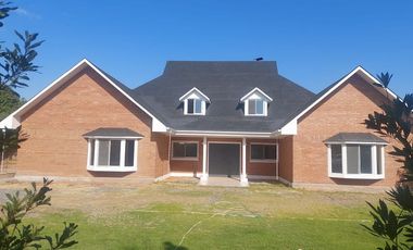 Oportunidad de parcela en Bollenar con linda casa estilo Georgian en excelente estado