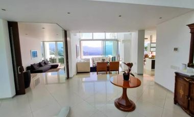 Venta de moderna CASA con piscina a en el Poblado, sector Palmas.